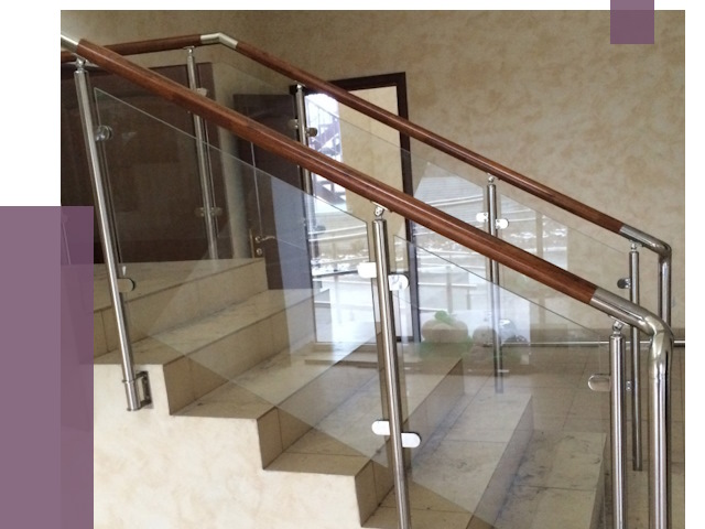 Комбинированные перила из металла и дерева в Людинове